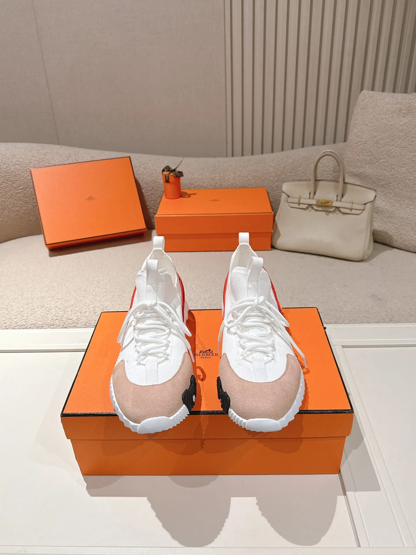 Men's men's shoes 600💰 Hermes top version # Hermès H family classic couple's casual sports shoes Couple's casual sports dad shoes combine high-tech canvas and suede goatskin, and are decorated with an exaggerated "H" letter on the rubber sole. The italic design and bright colors show vitality and continue the brand's design inspiration. Stroll around the city lightly and feel free and comfortable. Exquisitely packaged at the delivery counter 🛍📦 Fabric: Original special material and cow suede/cowhide Lining: Customized breathable mesh Outsole: Open-molded TPU+rubber foam material Bottom thickness: 3CM Size: 35-45